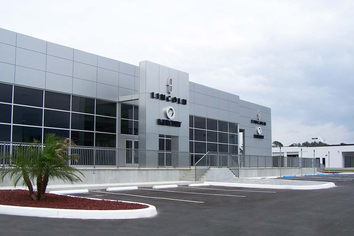 Plaza Lincoln Mercury’s 20,000 sq ft metal building in Florida has a sleek facade that mimics the quality vehicles it houses.