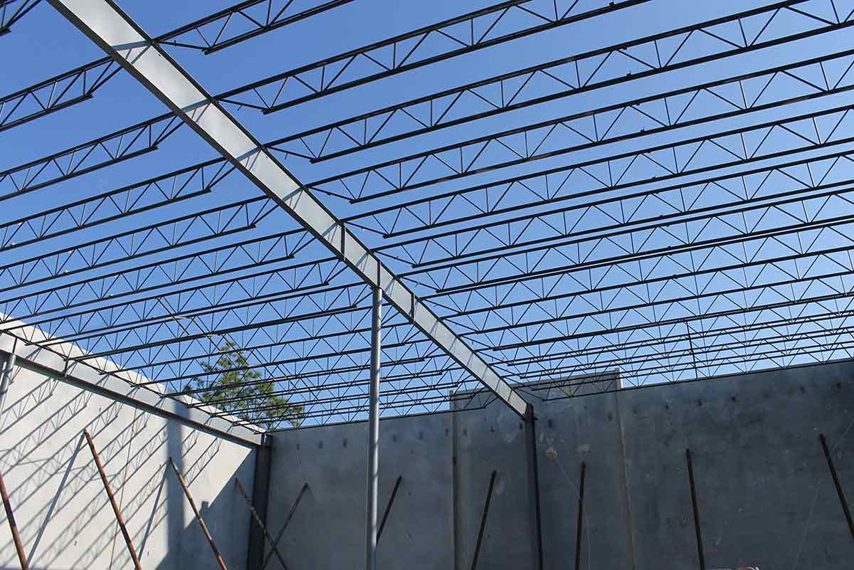 Construction of a long bay metal building at Port Jax Trade Center in Florida, which will accommodate bays up to 60 ft long. 